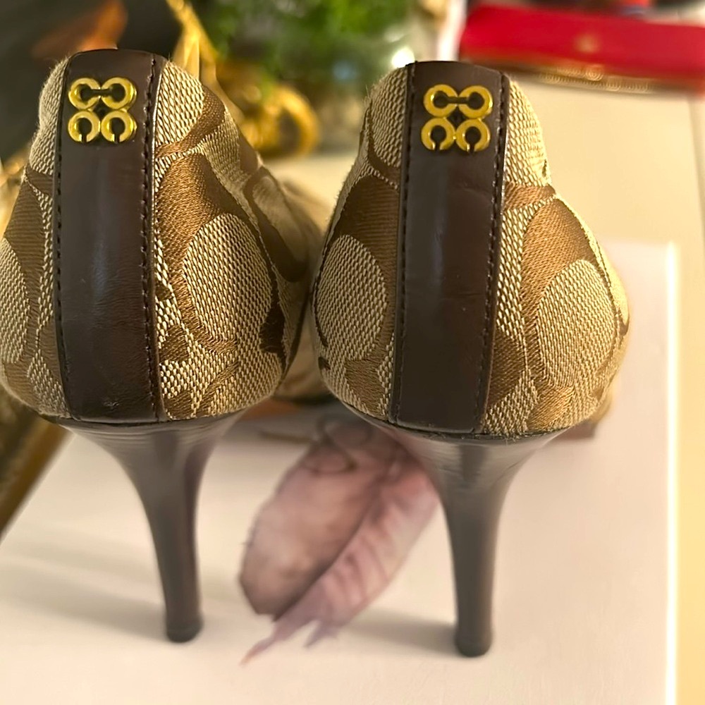 Coach heels in brown, size 7b - Picture 2 of 7